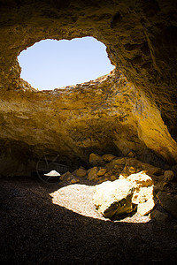 自然洞穴的开启石头入口远足者窗户勘探岩石阴影冒险背景图片