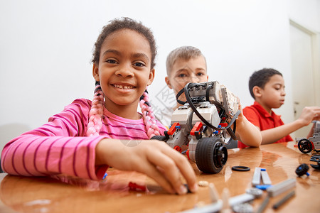 孩子们使用建筑套件进行项目男孩们女孩们玩具机器人力学创造力工艺工具技术员乐趣快乐的高清图片素材