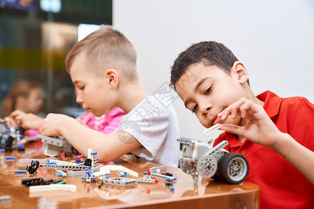 儿童使用拼搭套件制作玩具机器人高清图片素材
