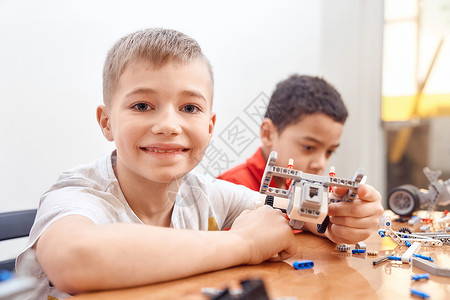 孩子们用建筑工具箱机器力学朋友童年机器人乐趣玩具技术员朋友们工具背景高清图片素材