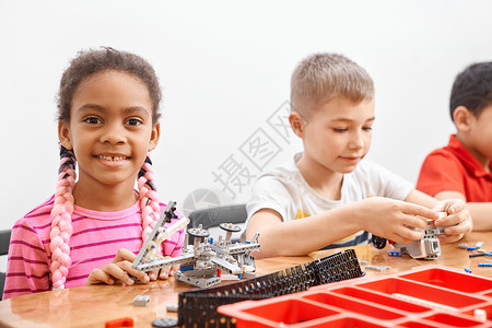 孩子们使用建筑套件进行项目创造力天赋技术俱乐部机器孩子玩具工艺工具朋友们快乐的高清图片素材