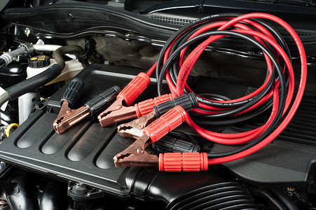 红色电池使用跳跃电缆机房维修工具收费电池汽车力量助推器夹子金属背景