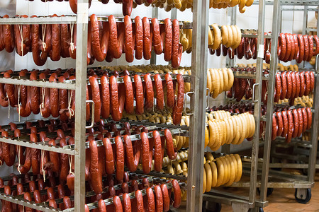 香肠棒在肉类工厂的背景中被烟熏成火锅味道动物团体猪肉肉厂存储屠夫冻结冷库店铺背景图片