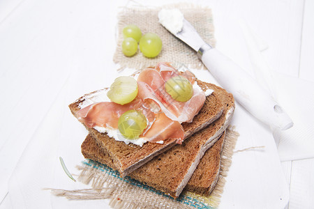 意大利葡萄面包 奶酪 火腿和葡萄食品食物白色午休时间造型味道营养饮食桌子背景