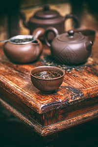 茶茶仪式设置叶子树叶桌子饮料杯子仪式高清图片
