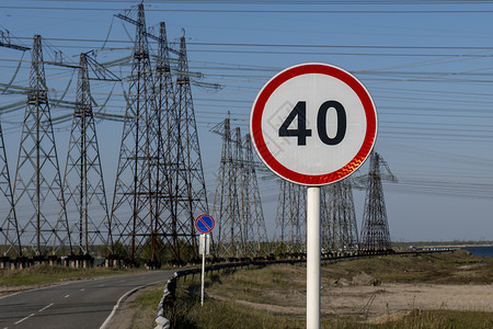 在工业地貌的背景下 路标速度限制在40公里以内 道路标志背景