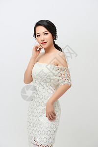 一个美丽的女孩 穿着白色蕾丝婚纱的身材非常优美背景