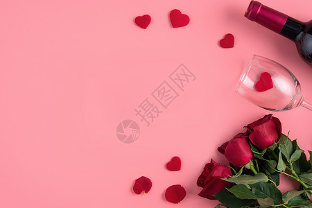 粉红玫瑰花束瓶情人节约会礼物与红酒和粉红背景的玫瑰概念玻璃杯庆典花瓣桌子酒杯巧克力假期平铺玻璃展示背景