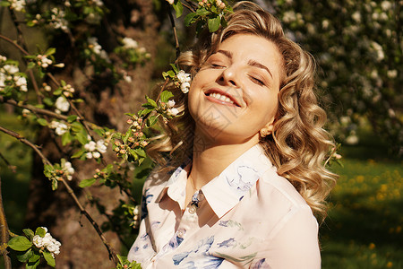春花花园的罗马女青年 在苹果花中太阳女孩叶子花园头发晴天植物快乐女性幸福漂亮的高清图片素材