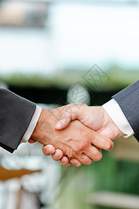 公司商务人士在室内握手 两个穿着专业的人打手势在一起 工作的同事合作伙伴签署协议合同教育字母计算机学习钥匙命令生长一个字解决方案背景图片
