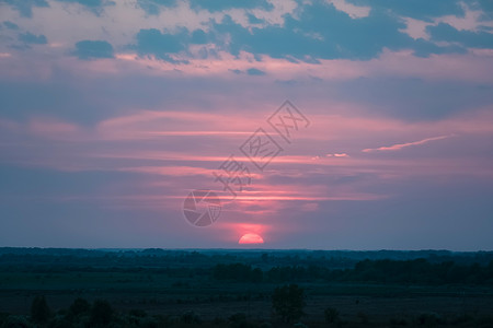 傍晚黎明时的日落 清晨黎明 深夜 傍晚日落 傍晚时分的最后一缕阳光和夜幕降临 第一缕阳光穿过云层 发光粉红色的天空气象太阳晴天星背景图片