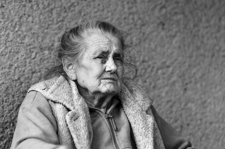 户外非常年老和疲累的皱纹妇女孤独女士头发生活母亲智慧思维老化祖母眼睛真实的高清图片素材