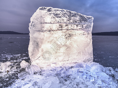 冰冷的冬季风景     海岸覆盖厚冰水滴运输天气冰镇宽慰泡泡冻结季节气候变化反射背景图片