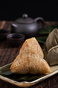 端午假期通知松子 在黑木桌背景下为龙船节卖大米叶子文化传统木头汽船假期饺子庆典食物节日背景