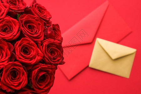 生如夏花艺术字情人节的情书和送花服务 红色背景的豪华红玫瑰花团和纸信封红底婚礼明信片送货电子邮件展示平铺邮政奢华玫瑰卡片背景