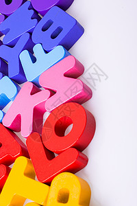愚乐惠战字体五颜六色的字母块随机散落在惠特玩具教育拼写公司阅读学习积木打字机英语刻字背景