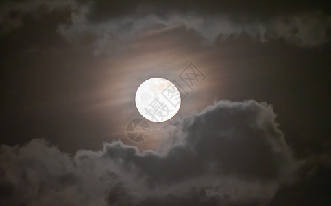 满月在天空中 有云彩月球蓝色天文学行星月光戏剧性时间场景卫星宇宙星星高清图片素材