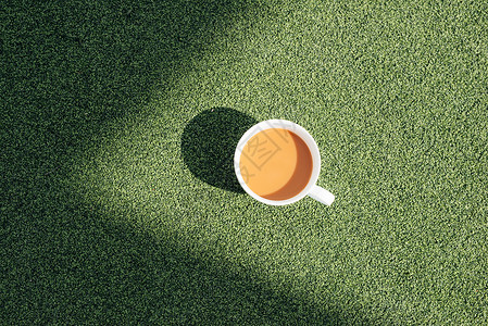 寒冷的清晨 在绿草上喝杯热咖啡 有露水背景杯子高清图片素材