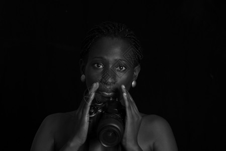 一个女孩的肖像 与相机黑色摄影技术像素女孩摄影师女士投标照片背景图片