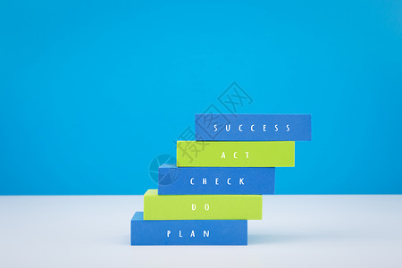 商业或个人发展理念 带有文本的蓝色和绿色矩形作为带有复制空间的蓝色背景的阶梯梯子高清图片素材