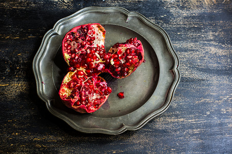 木制桌上的石榴红色水果饮食食物盘子乡村种子桌子背景图片