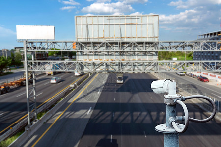 监控摄像头在天桥上 记录公路交通视频服务控制车辆安全车轮监视街道相机建筑建筑学高清图片素材