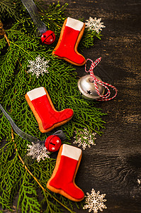 新年雪花饼干带姜饼的圣诞概念姜饼人奶油雪花桌子微笑假期饼干庆典食物松树背景