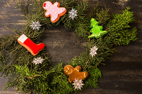 新年雪花饼干带姜饼的圣诞概念甜点桌子奶油微笑庆典雪花食物松树姜饼人假期背景