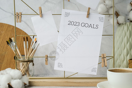 2023年GOALS的卡片和海报在网格板上模拟 复制空间 家庭办公室桌面 自由博客工作场所 Brshes和调色板网格博主木板情绪背景图片