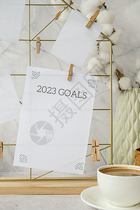 2023年GOALS的卡片和海报在网格板上模拟 复制空间 家庭办公室桌面 自由博客工作场所 Brshes和调色板装饰情绪自由职业背景图片