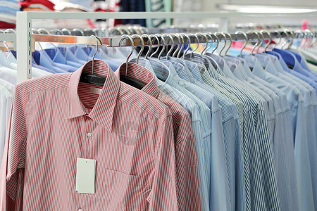 男子在零售商店的衣架上涂着男子衬衫购物洗衣店裁缝衣柜商业裙子纺织品男士格子男性背景图片