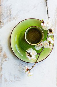 桃花开了配桃花开的春季概念餐巾玻璃筷子饮料茶叶饮食粉笔勺子乡村桌子背景