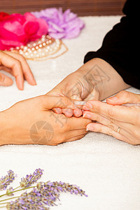使用指甲油前用妇女手的指甲修指甲红色化妆品毛巾白色表皮沙龙卫生工具治疗皮肤背景图片