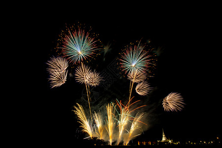 慨念黄昏时在稻田上放着巨大的 多彩的烟火展示庆典派对天空黑色念日焰火假期红色烟花背景