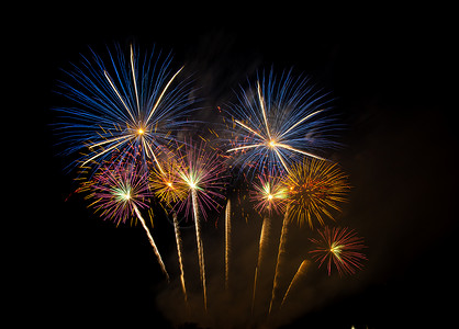 黄昏时在稻田上放着巨大的 多彩的烟火焰火天空派对节日展示红色念日庆典假期黑色背景图片