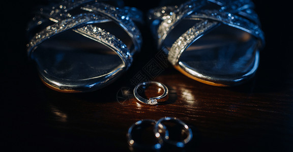 黑背景的两只金婚戒特写 结婚戒指 结婚戒指黑色古董宏观金子订婚联盟恋人假期新娘婚礼背景图片