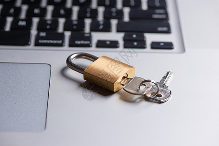 电脑安全和数据保护概念 上锁有锁和钥匙的笔记本电脑键盘密码网络政策风险技术挂锁互联网隐私商业信息高清图片素材