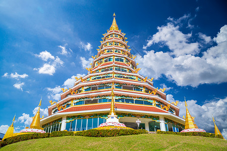 解放军怀普拉孔寺是一座寺庙 有泰国的泰华建筑观音装饰品文化城市雕塑宝塔佛教徒天空功夫雕像背景