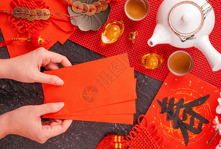 茶字3d素材中国农历一月新年的设计理念女人拿着 给红包 红包 红包 作为幸运钱 顶视图 平躺 头顶上方 春字的意思是春天来了庆典奉献孩子们口背景