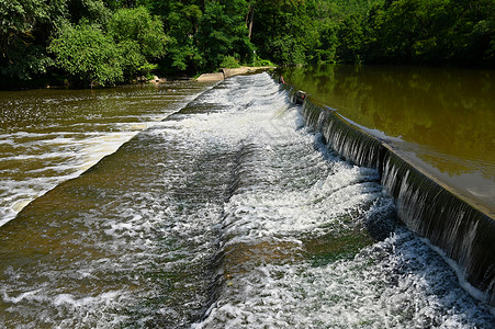 鱼道河边的滑水 美丽的户外自然和自来水天空基础设施公园河流鱼梯反射环境洪水溪流建造背景