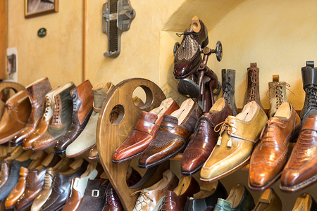 卖鞋时装古典 磨光男子手工制鞋商业文化男人团体商务衣服皮匠工艺皮革店铺背景