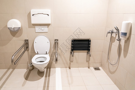 为残疾人配备特殊设备的洗手间; 专门设备高清图片
