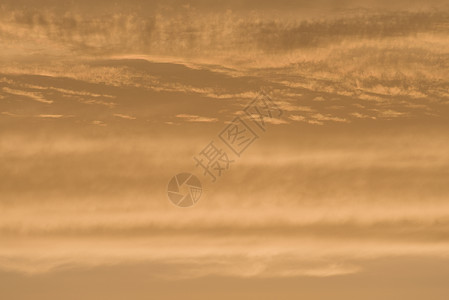 深金色日落云的抽象天空背景 全帧背景图片