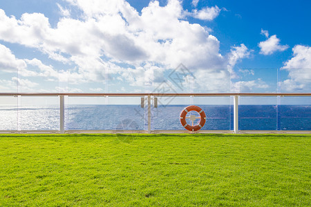 一艘游轮甲板上的橙色救生艇 底底背景为海洋 蓝天空和复制空间旅行救生圈浮标渡船生活绿色草地帮助红色蓝天背景图片