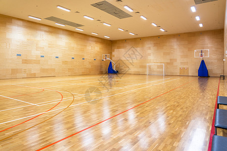 空的现代篮球或足球室内运动法庭内部事务硬木健身房游戏建筑木头教育大厅场地手球球赛背景图片