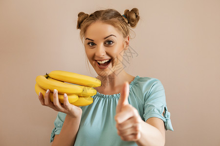 一个黄色香蕉女人拿着香蕉 举起大拇指背景