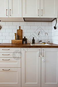 厨房的铜器 厨具附件 用白瓷砖墙挂起厨房的壁板和木板风格住宅柜台内阁器具火炉桌子植物房子家具背景图片