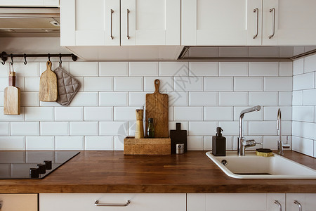 厨房的铜器 厨具附件 用白瓷砖墙挂起厨房的壁板和木板家具烤箱器具房子植物财产住宅风格房间窗户背景图片