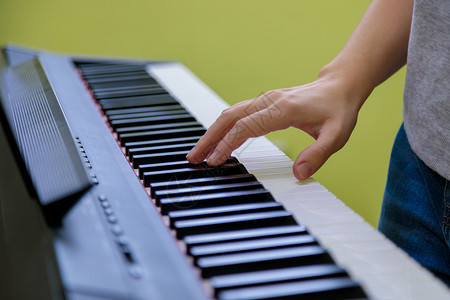 迷笛音乐节一个女孩的手弹电子钢琴 那个女孩演奏合成器 笑声音乐家学校手指键盘韵律钢琴家作曲家乐器迷笛白色背景