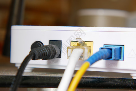 桌上有电缆的无线上网路由器天线网络白色速度电脑宽带防火墙网关技术港口互联网高清图片素材